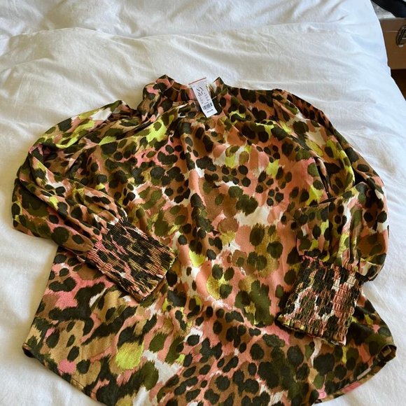 NWT Abstract Pink Leopard Print Mock-Neck Blouse - Medium - Picture 5 of 6